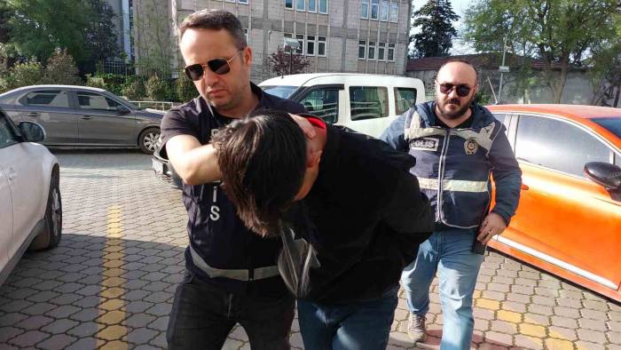 Kendini ’polis Ve Savcı’ Olarak Tanıtıp Altın Ve Paraları Alan Dolandırıcı Adliyeye Sevk Edildi