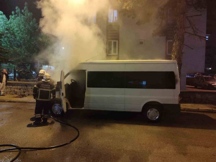 Park Halindeyken Yanan Minibüs Kullanılamaz Hale Geldi