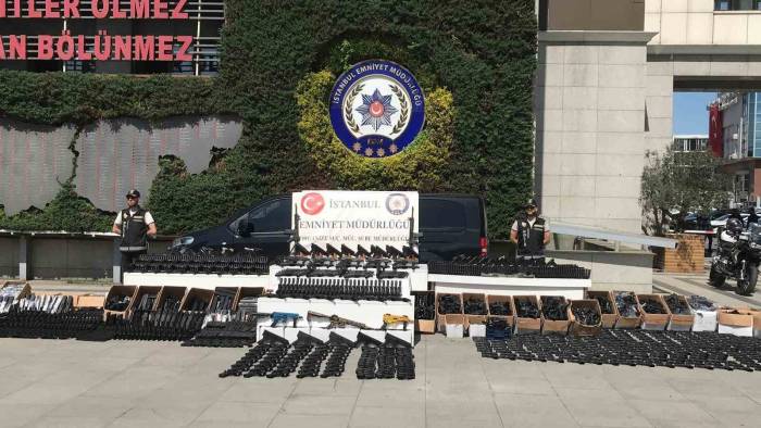 İstanbul Merkezli 11 İlde Düzenlenen Operasyonda Ele Geçirilen Silahlar Emniyette Sergilendi