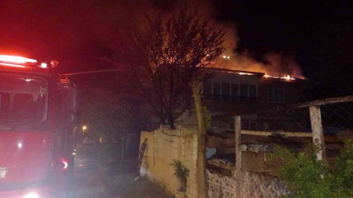 Çatı Yangını 3 Saatte Söndürüldü