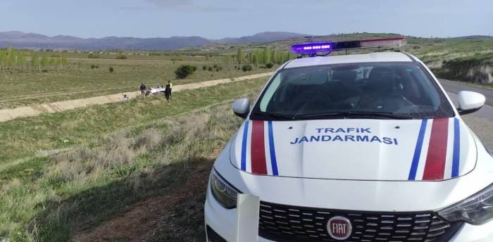 Otobüsü Sollamak İsteyen Kamyonet Sulama Kanalına Devrildi