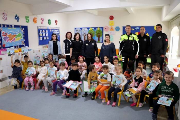 Polis Amcalar Çocukları Unutmadı