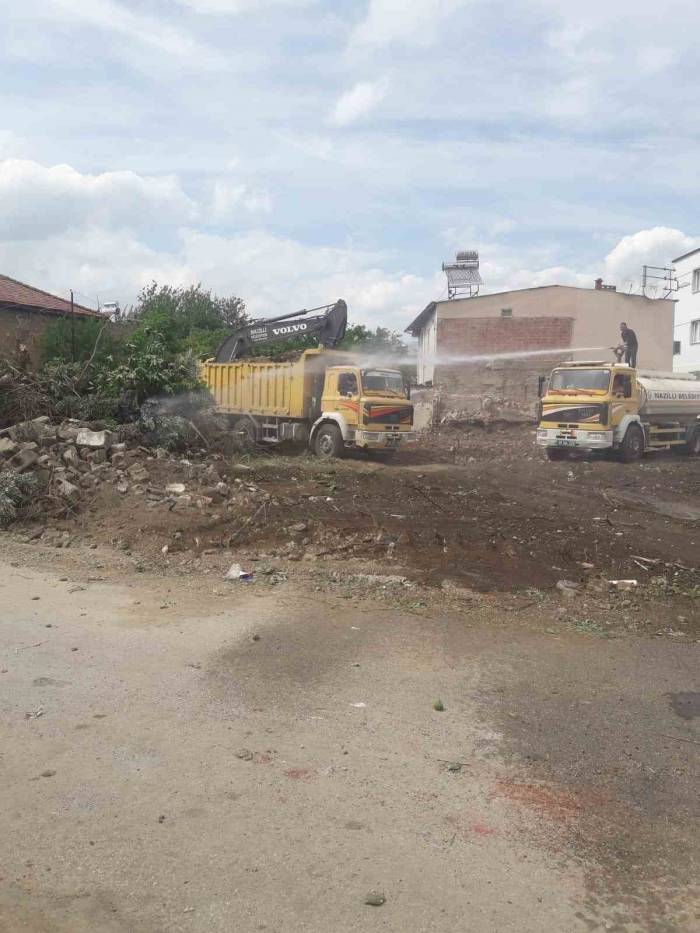 Nazilli’de Metruk Binalar Yıkılıyor