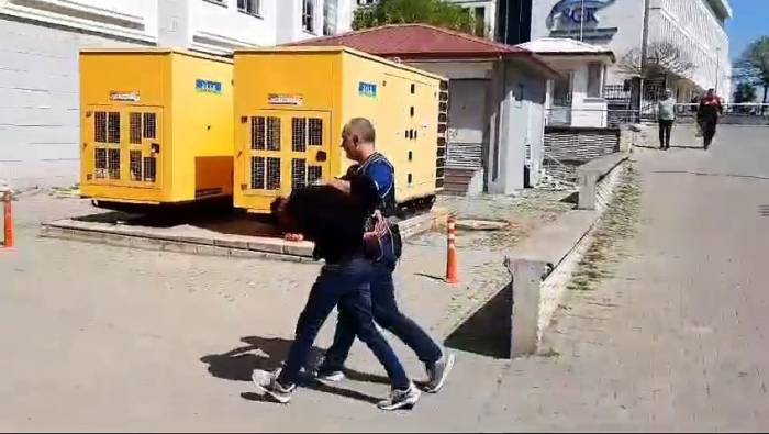 Kendini ’polis Ve Savcı’ Olarak Tanıtıp Altın Ve Paraları Alan Dolandırıcı Yakalandı