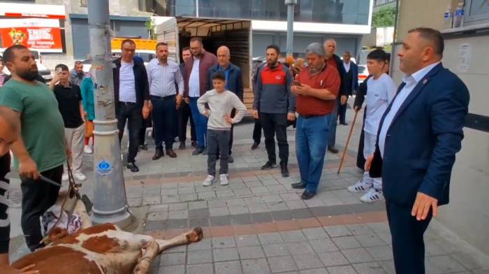 Sultangazi’de Seçimi Bin 200 Oy Fark İle Kazanan Muhtar Dana Kesti