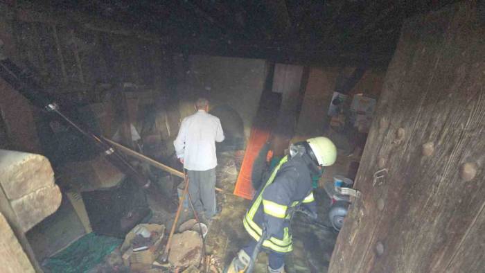 Ekmek Yapmak İsterken Yangın Çıktı, Hortumla Söndürmeye Çalıştı