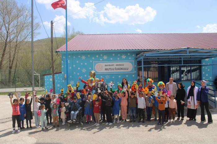 Jandarmadan Köy Okulu Çocuklarına Yürek Isıtan 23 Nisan Sürprizi