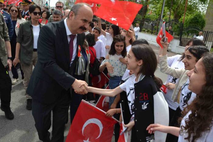 Batman’da 23 Nisan Ulusal Egemenlik Ve Çocuk Bayramı Coşkuyla Kutlandı