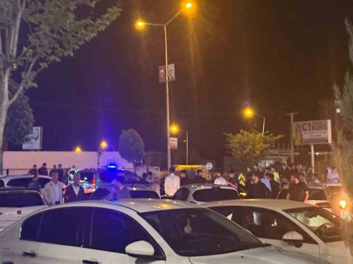 Kırmızı Işık İhlali Yapan Sürücü Yaya Geçidinde 4 Kişiye Çarptı