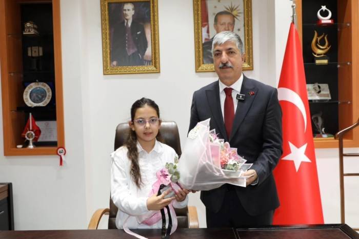 Başkan Ömeroğlu Koltuğu Minik Öğrenciye Devretti