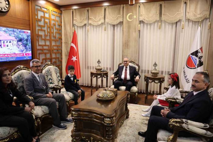 Diyarbakır’da 23 Nisan Kutlamalarında Fatih Sultan Mehmet, Ali Gaffar Okkan Ve Naim Süleymanoğlu Canlandırıldı