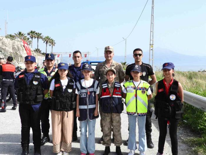 23 Nisan’da Çocuklar Güvenlik Kuvvetleriyle Denetimde