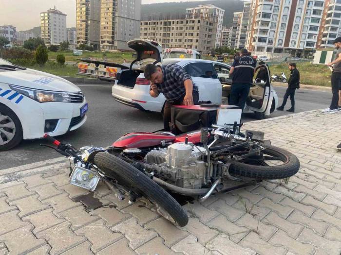 Motosiklet İle Otomobil Çarpıştı: 1 Ölü