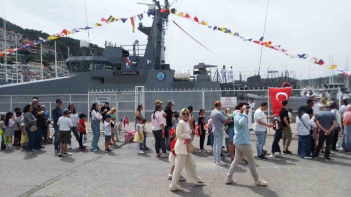 Halkın Ziyaretine Açılan Askeri Gemi İlgi Gördü