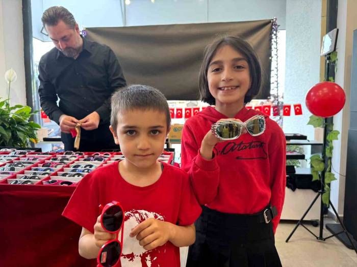 Tuzla’da Çocuklara 23 Nisan Hediyesi: Yüzlerce Gözlük Dağıtıldı