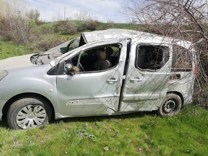 Kontrolden Çıkan Kamyonet Şarampole Yuvarlandı: 4 Yaralı