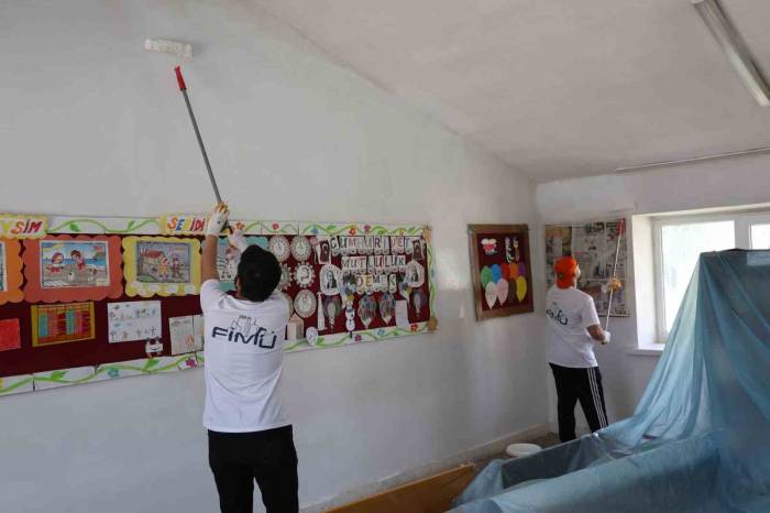 Üniversite Öğrencileri Köy Okulunu Onarıp Boyadı