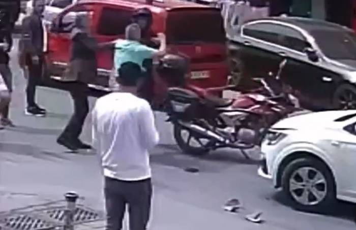 Esenyurt’ta Kaza Sonrasında Ortalık Boks Ringine Döndü; O Anlar Kameraya Yansıdı