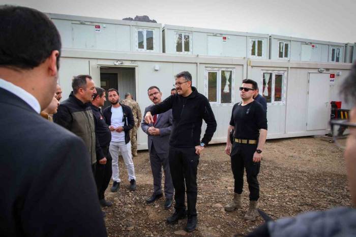 Şemdinli’ye Muhtemel Depreme Hazırlık İçin Konteyner Nakliyatı