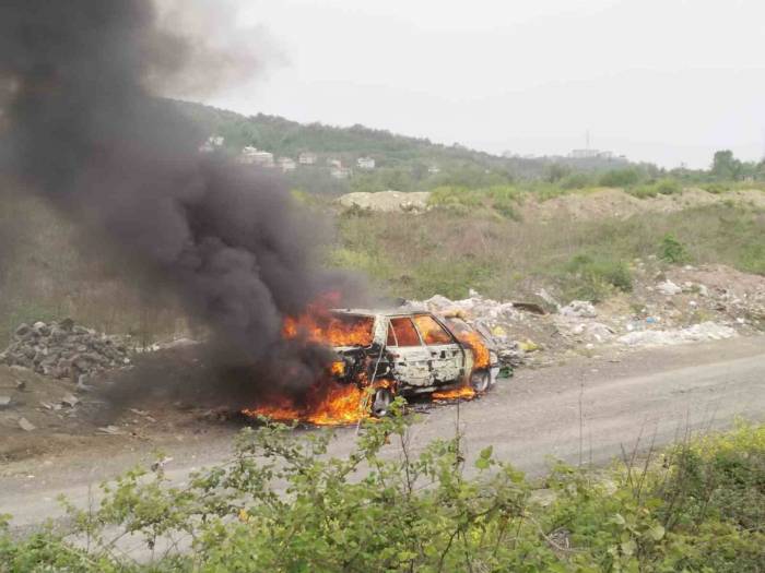 Eşine Kızdı Yol Ortasında Aracını Ateşe Verdi
