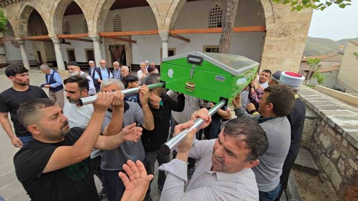 Doğum Gününde Minibüsün Altında Kalarak Hayatını Kaybetti