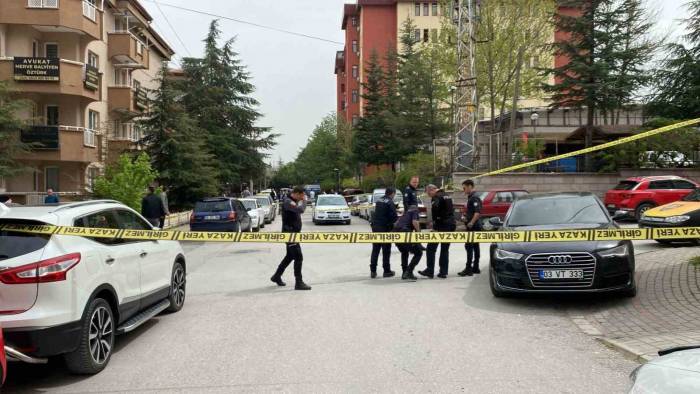 Adliye Çıkışında Silahlı Ve Bıçaklı Kavga: 2 Yaralı