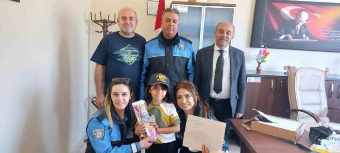 Ağrı İl Emniyet Müdürü Yılmaz İpar, Sevde Oğul’un Mektubuna Cevap Yazdı Ve Hediye Gönderdi