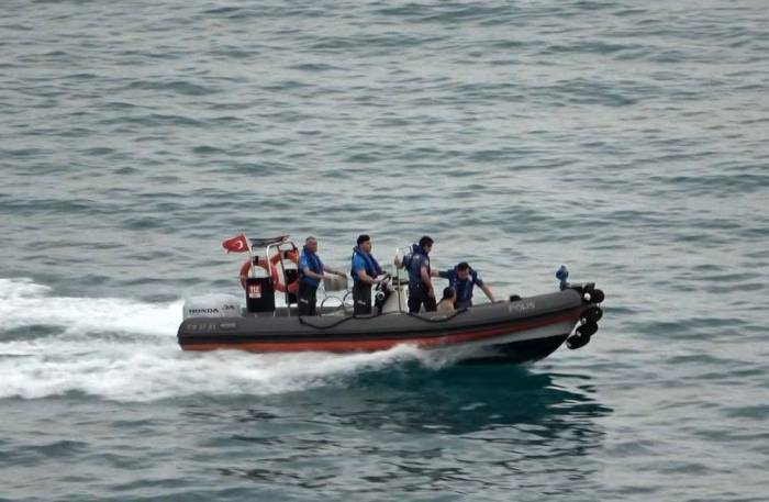 Denize Atlarken Ayağını Kayalara Çarpan Genç Kız Falezlerde Mahsur Kaldı