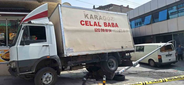 Bayrampaşa’da Facianın Eşiğinden Dönülen Anlar Kamerada: Kimyasal Madde Yüklü Kamyonet Yokuş Aşağı Gelip Elektrik Direğine Çarptı