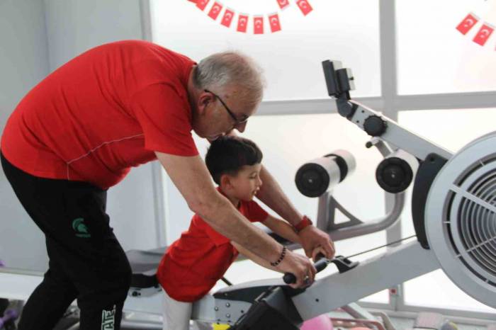 Sağlıklı Yaşam İçin Dedeler Ve Torunlar Sporda Buluştu