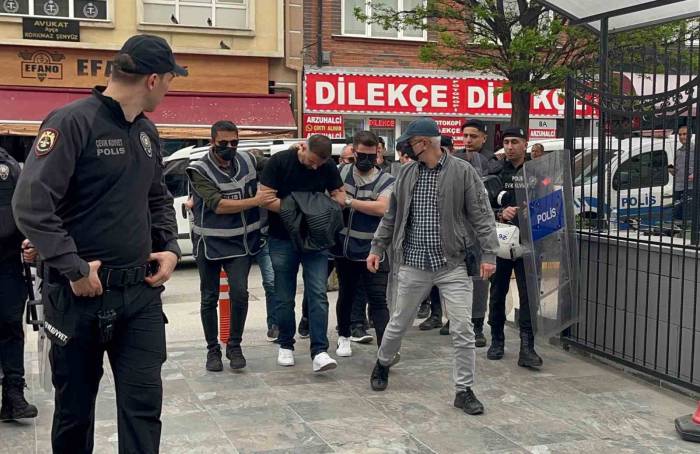 ‘Kelime-i Tevhid’ Yazılı Bayrakla Yürüyen Şahsa Küfür Ve Müdahale Eden Şüpheli Adliyeye Sevk Edildi