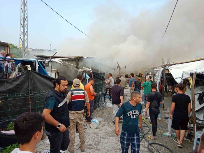 Depremzedelerin Yaşadığı 4 Konteyner Kül Oldu