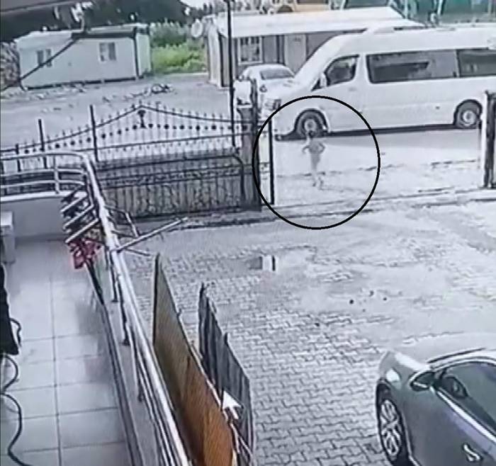 Küçük Çocuğun Minibüsün Altında Kaldığı Anlar Kamerada