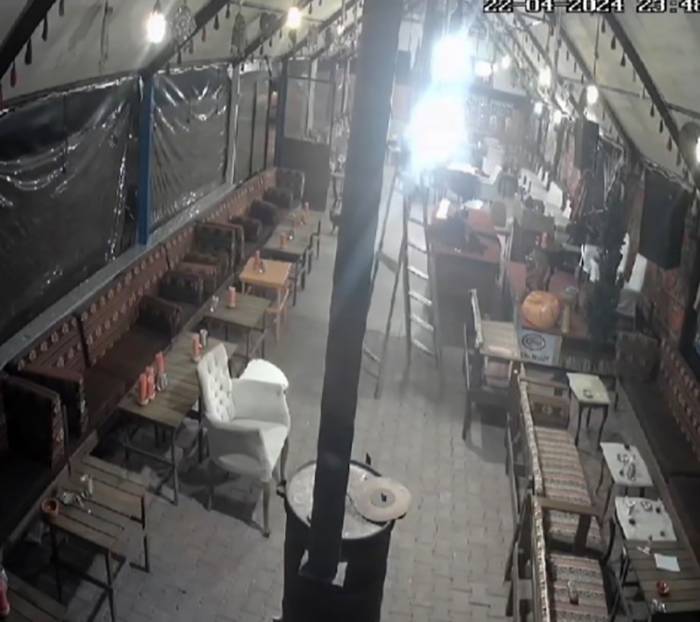 Tavandaki Lambaları Düzeltirken Elektrik Akımına Kapılarak 4 Metreden Düştü, O Anlar Kameraya Yansıdı