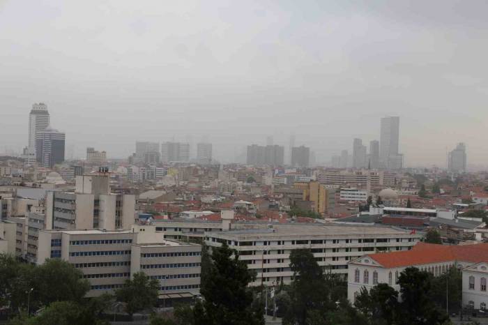 İzmir’e Sis Değil, Çöl Tozu Bulutu Çöktü: Göz Gözü Görmedi
