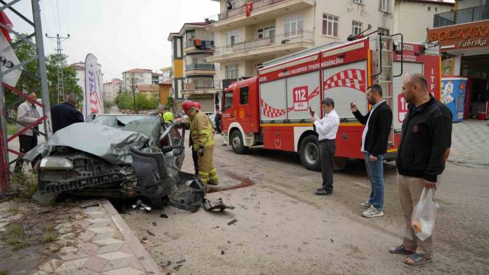 Kırıkkale’de Otomobil İle Cip Kafa Kafaya Çarpıştı: 2’si Ağır 3 Yaralı