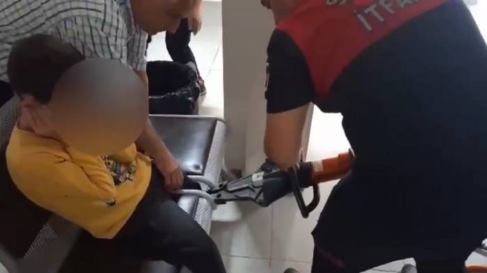 Şanlıurfa’da Ayağı Sandalyeye Sıkışan Çocuğu İtfaiye Kurtardı