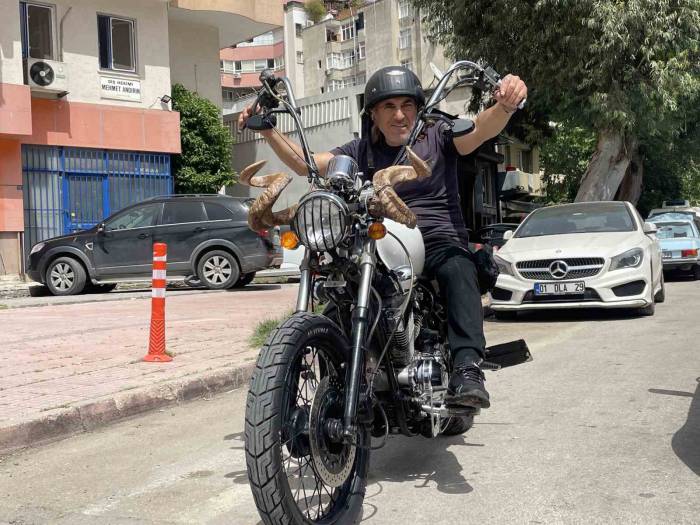 Motosikletine Dağ Keçisi Boynuzu Taktı, Trafikte İlgi Odağı Oldu