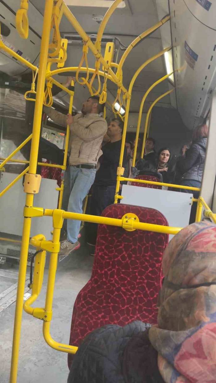 Kadıköy’de Taşkınlık Çıkaran Şahsı Yolcular Dışarı Attı