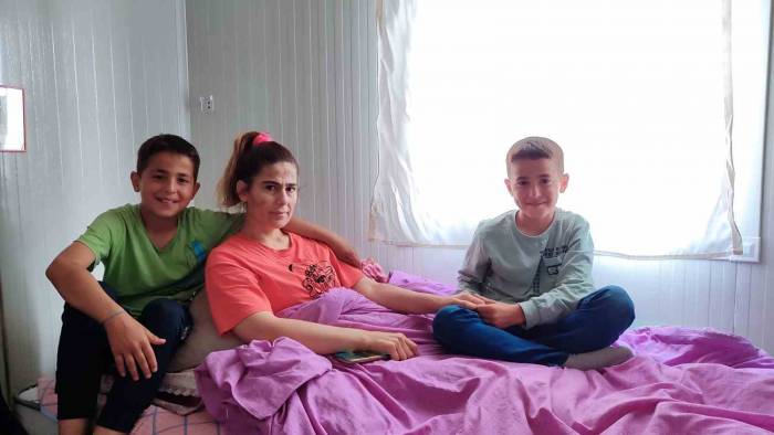 Kahramanmaraş’ta Depremde Enkaz Altında Kalan Ve Belden Aşağısı Tutmayan Kadına 11 Yaşındaki İkiz Çocukları Bakıyor