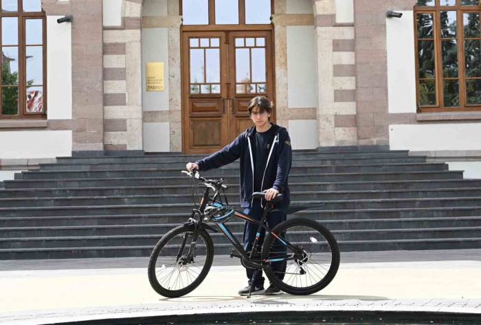 Örnek Davranışıyla Beğeni Toplayan Liseli Gence Başkan Altay’dan Bisiklet