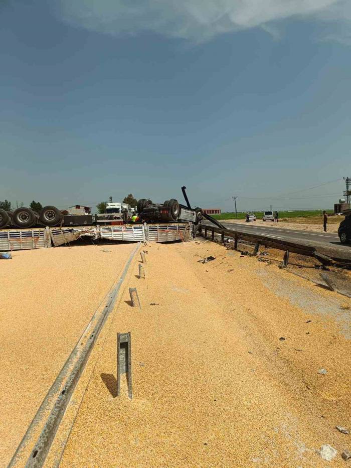 İpekyolu’nda Mısır Yüklü Tır Devrildi: 2 Yaralı