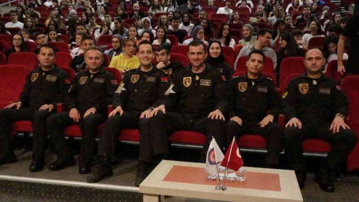 Solotürk Öğrencilerle Bir Araya Geldi