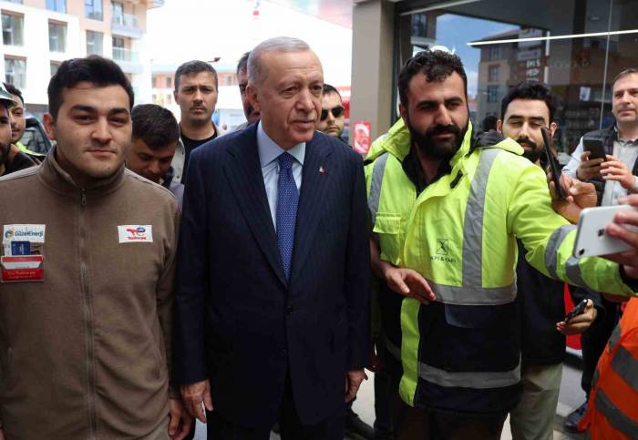 Cumhurbaşkanı Erdoğan Üsküdar’da Akaryakıt İstasyonuna Uğradı, Vatandaşla Sohbet Etti