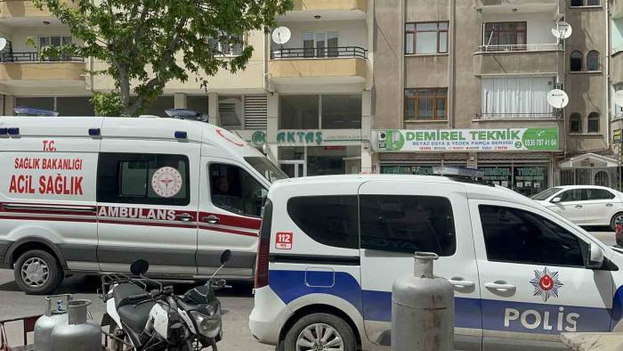 Kavgayı Ayırmaya Çalışan Yaşlı Adam, Yüzünden Bıçaklandı