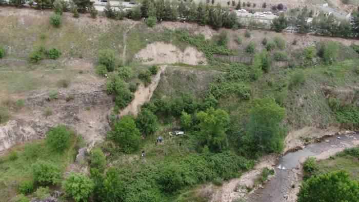 Otomobiliyle 70 Metreden Şarampole Uçtu, Burnu Bile Kanamadı