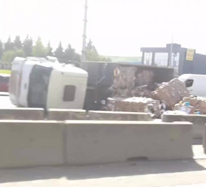 Karton Yüklü Tır Devrildi: 1 Yaralı