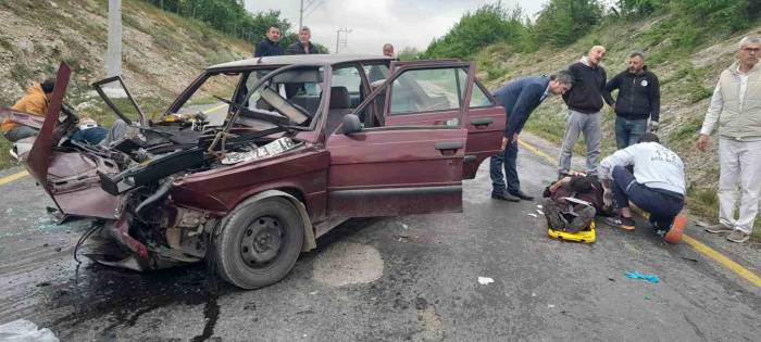 Sakarya’da Otomobil İle Hafif Ticari Araç Kafa Kafaya Çarpıştı: 3 Yaralı