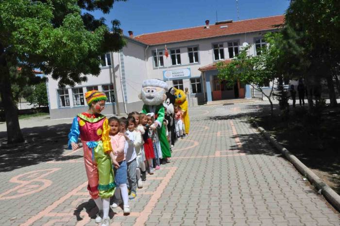 Liseliler Küçük Kardeşlerini Hediyeleri İle Sevindirdi