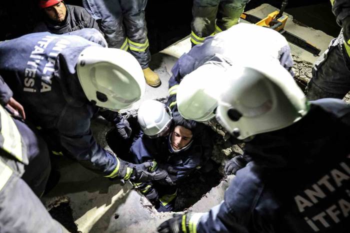 Genç İtfaiyecilere Gerçeği Aratmayan Deprem Eğitim